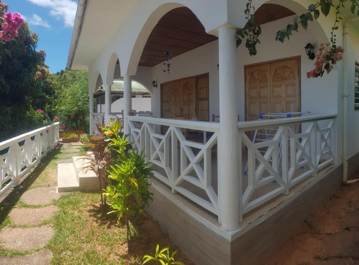 Maison De Vacanze Baie Sainte Anne エクステリア 写真