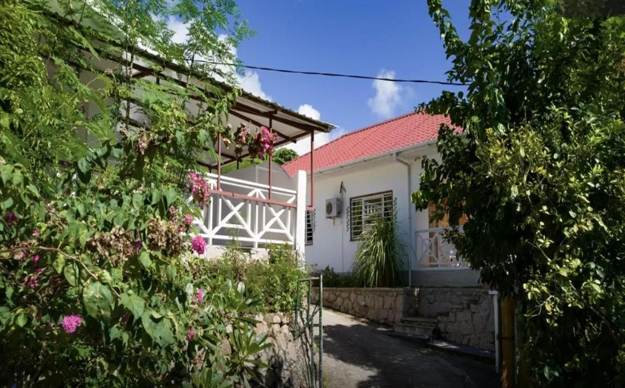 Maison De Vacanze Baie Sainte Anne エクステリア 写真